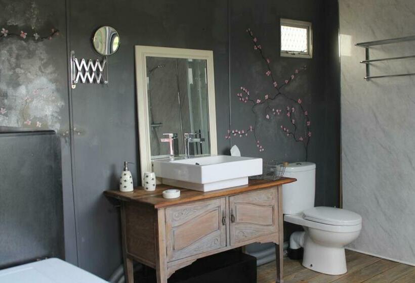 فندق Off The Rails