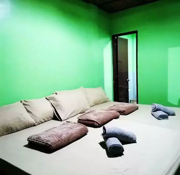 پانسیون In N Out Hostel