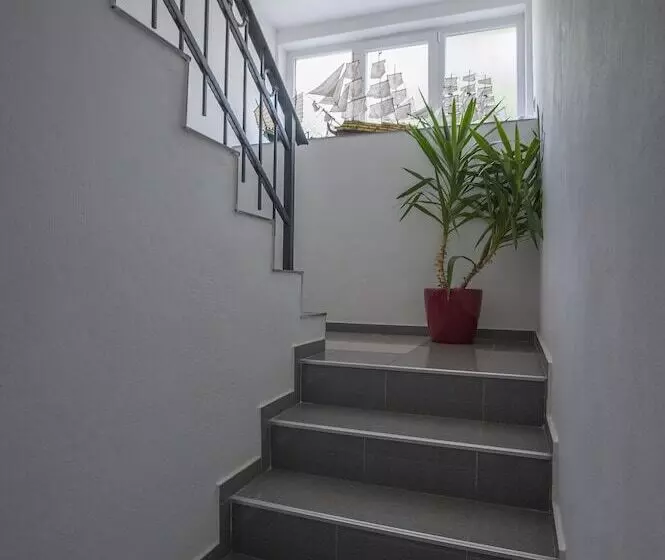 هتل Apartments Djurasevic