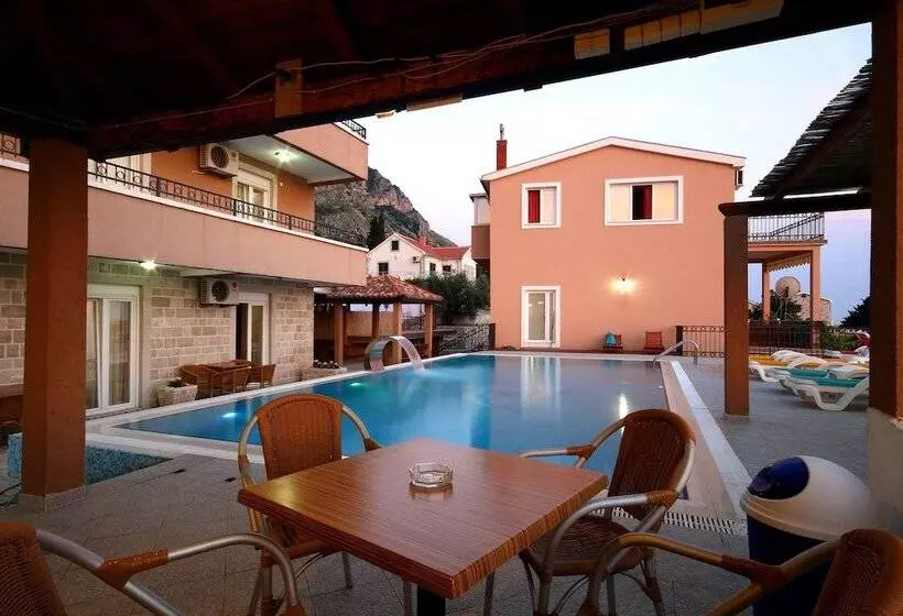 هتل Apartments Djurasevic