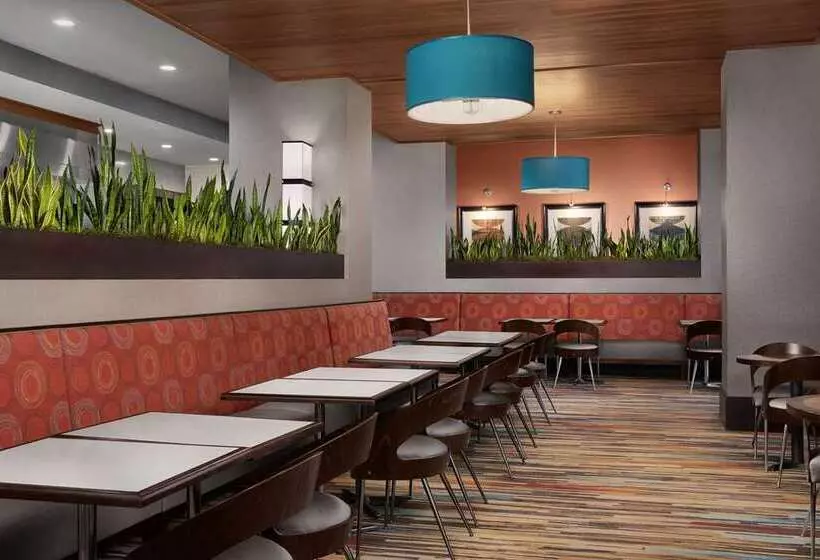 ホテル Embassy Suites By Hilton Knoxville West