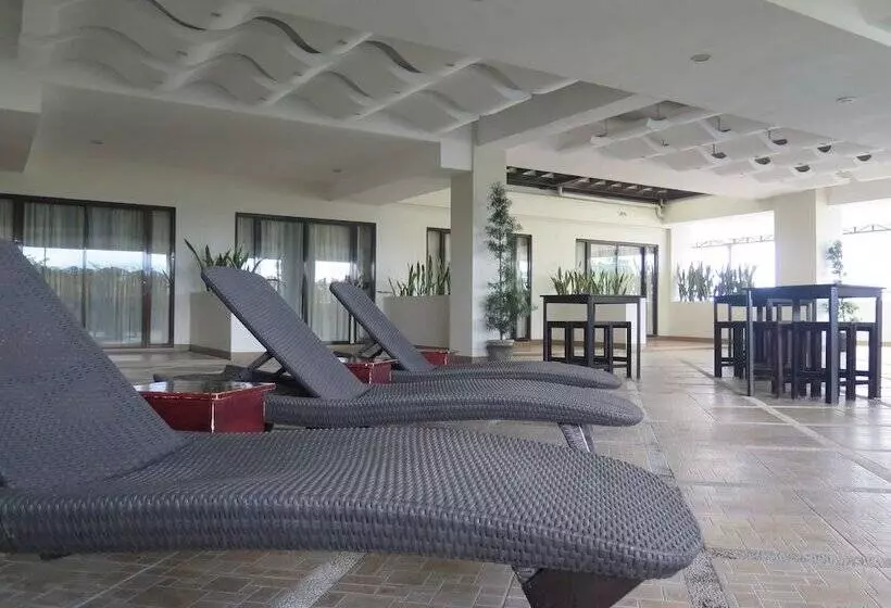 The Pinnacle Hotel And Suites