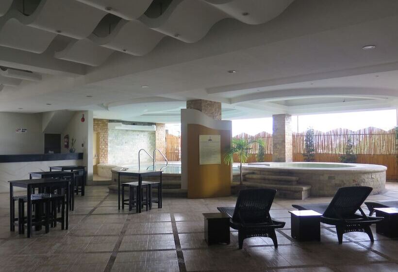 The Pinnacle Hotel And Suites