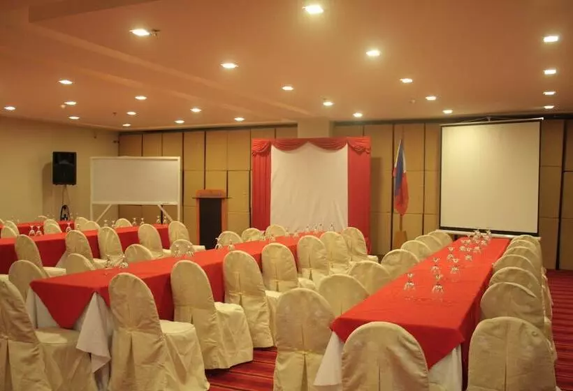 The Pinnacle Hotel And Suites