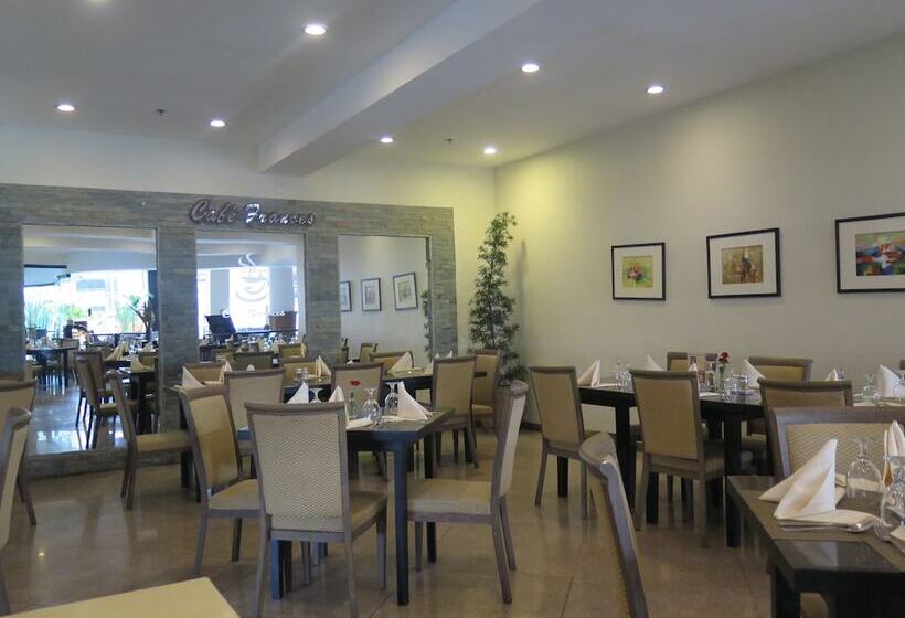 The Pinnacle Hotel And Suites