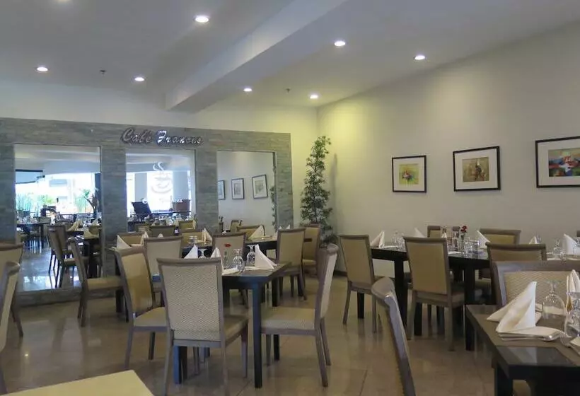 The Pinnacle Hotel And Suites