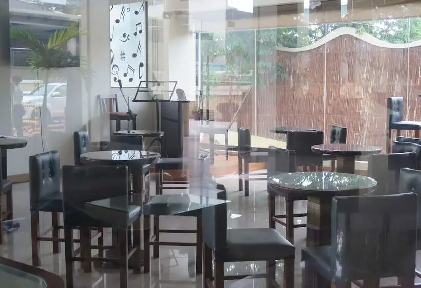 The Pinnacle Hotel And Suites