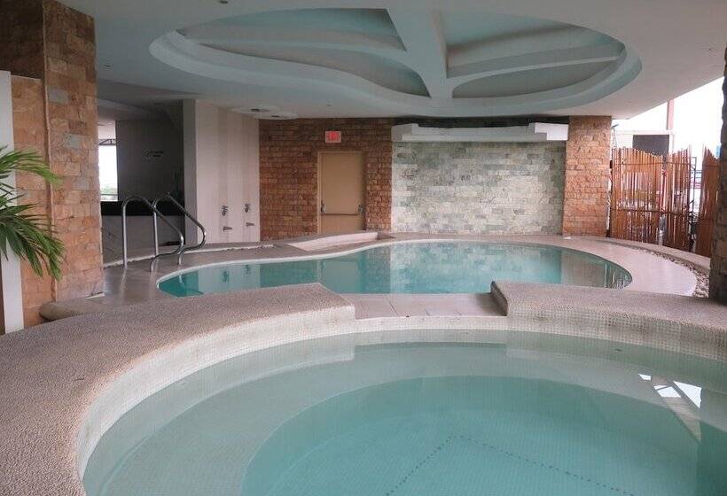 The Pinnacle Hotel And Suites