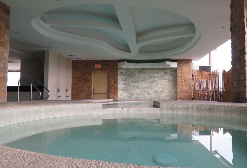 The Pinnacle Hotel And Suites