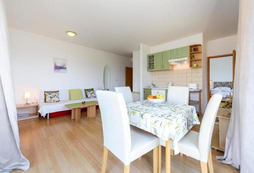 هتل Red Coral Apartments