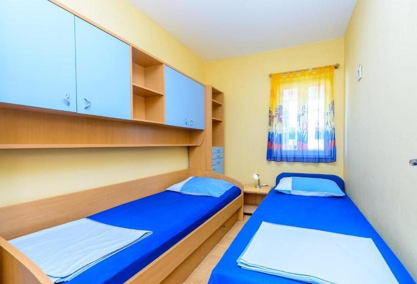 هتل Red Coral Apartments