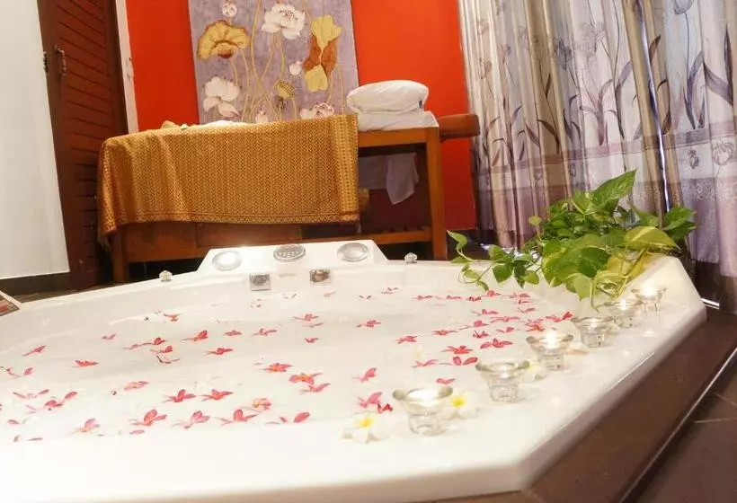 Отель The Oriental Tropical Beach At Vip Resort