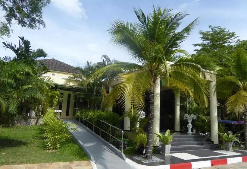 Отель The Oriental Tropical Beach At Vip Resort