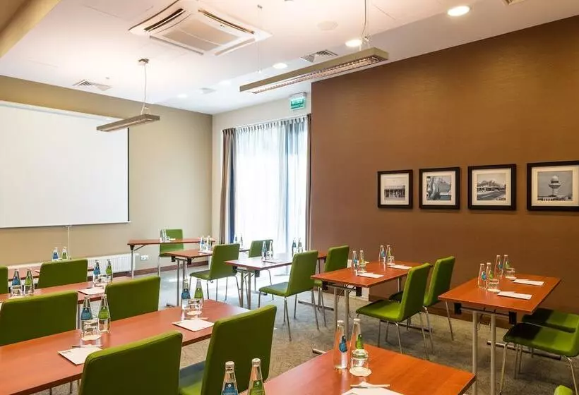 בית מלון כפרי Hampton By Hilton Gdansk Airport