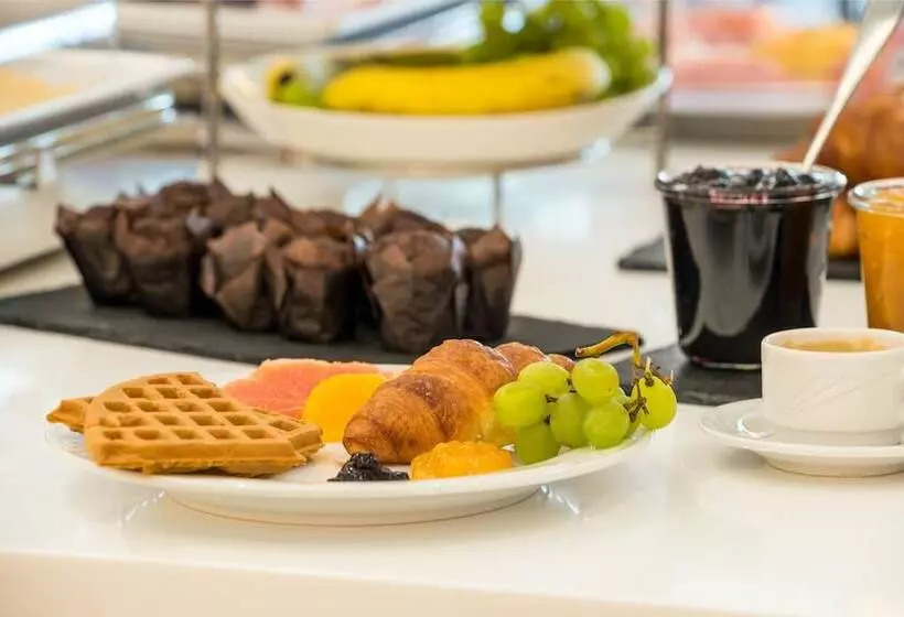 בית מלון כפרי Hampton By Hilton Gdansk Airport