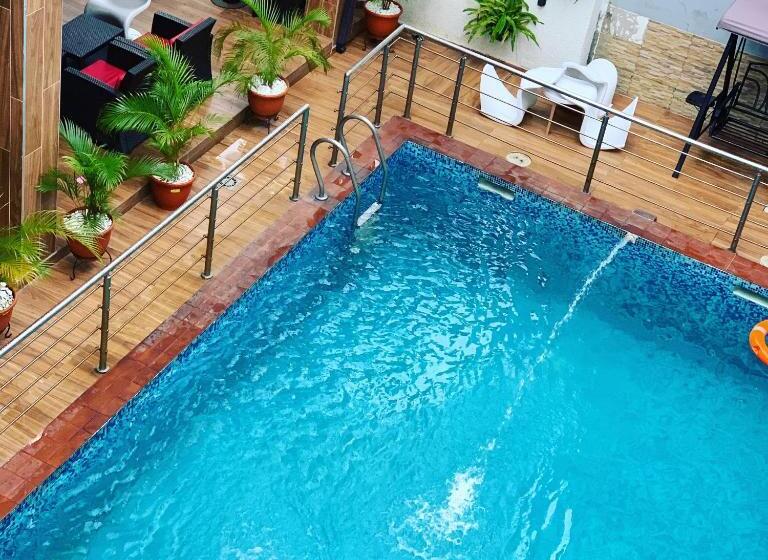 Nevada Hotel And Suites