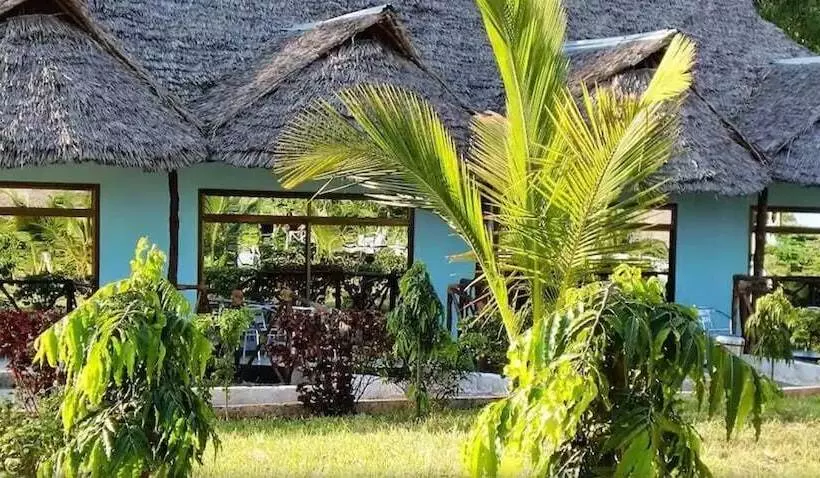 Hotelli Coconut Tree Village Beach Resort