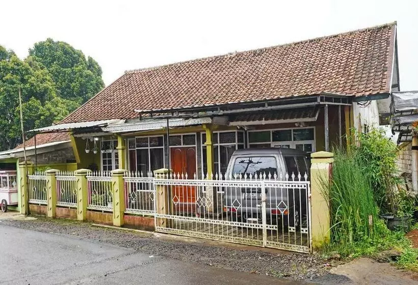 Hotelli Spot On 90914 Eco Tourism Desa Cipada Bukit Senyum Homestay