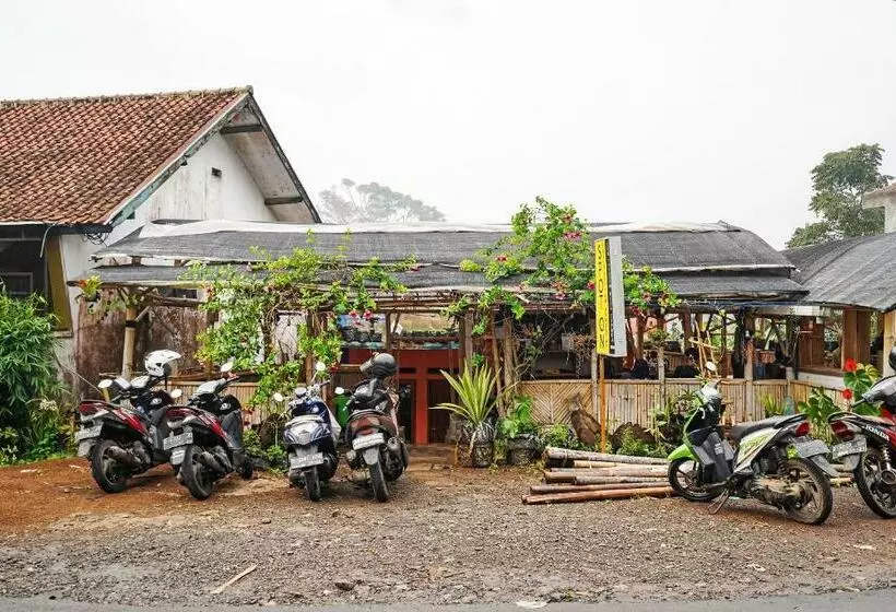 Hotelli Spot On 90914 Eco Tourism Desa Cipada Bukit Senyum Homestay