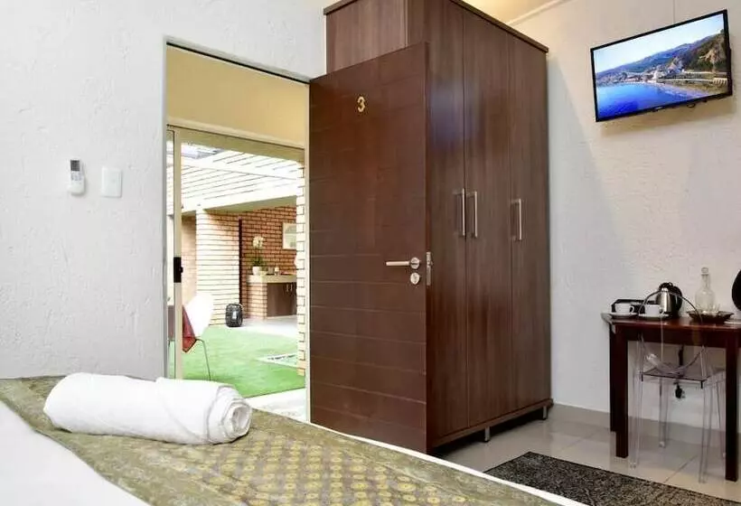Majatalo Five O  Clock Zen Boutique Guest House