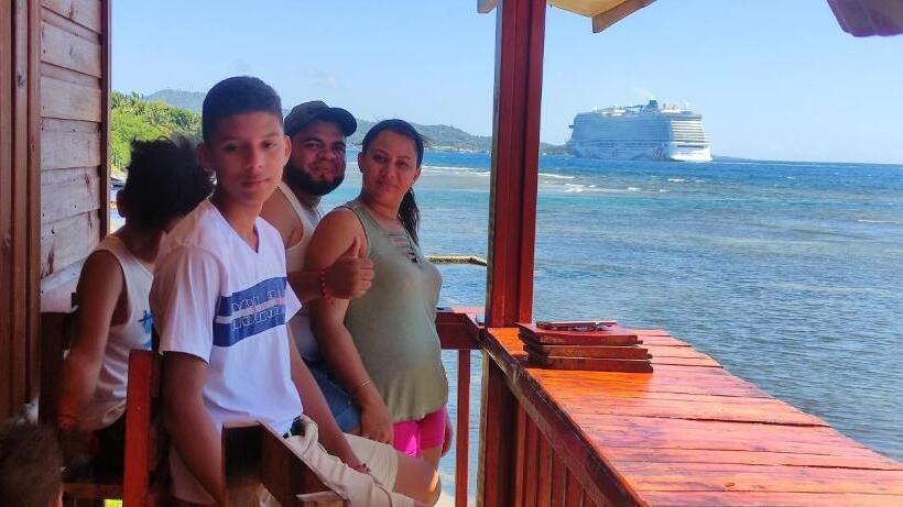 پانسیون Victoria S Beach House