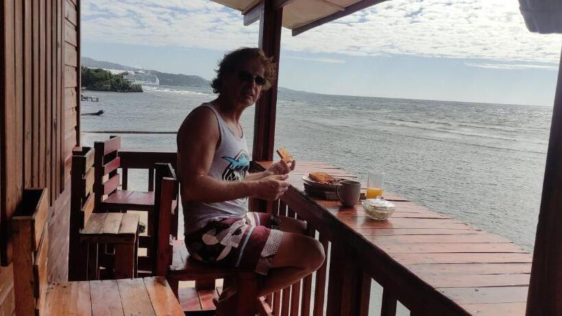 پانسیون Victoria S Beach House