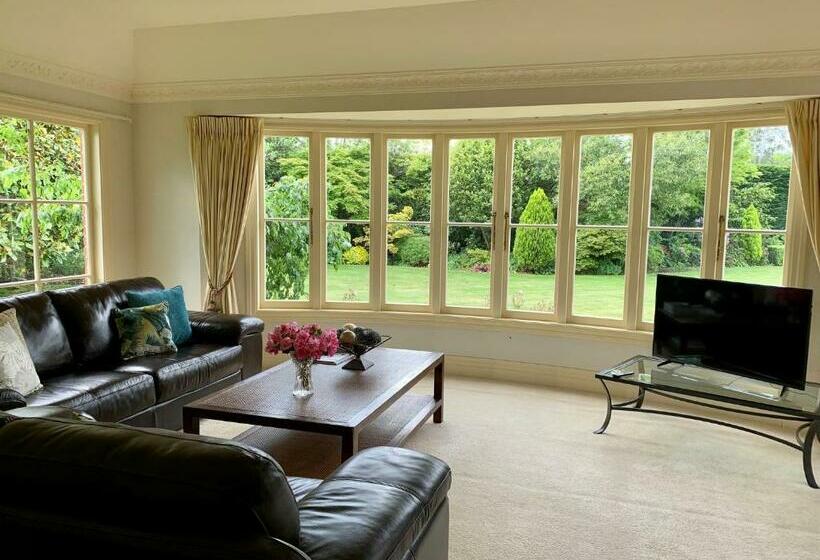 Pin Oaks Luxury Bed & Breakfast