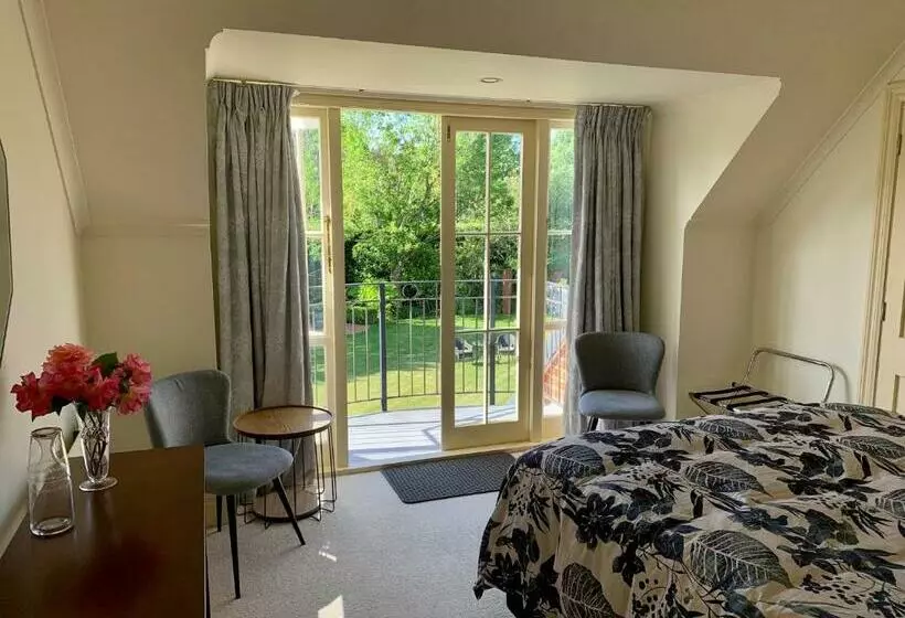 Pin Oaks Luxury Bed & Breakfast