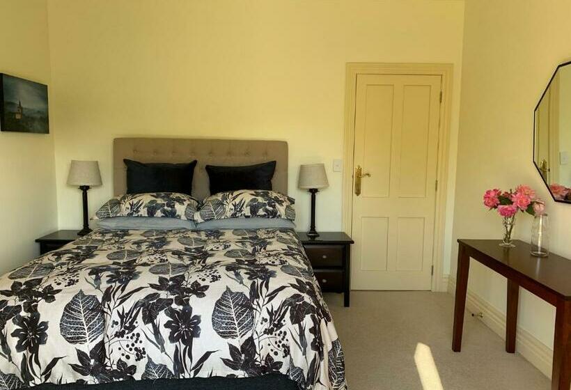 Pin Oaks Luxury Bed & Breakfast