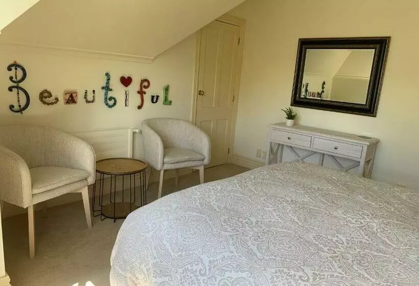 Pin Oaks Luxury Bed & Breakfast