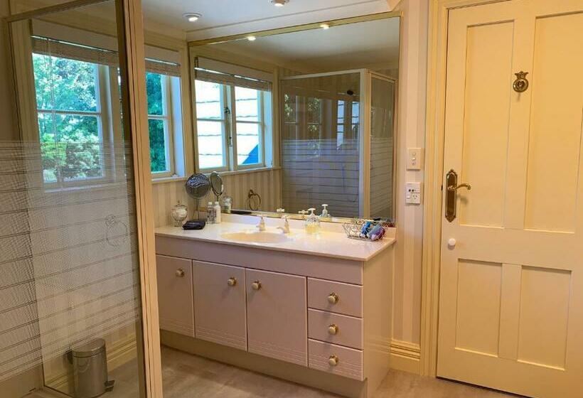 Pin Oaks Luxury Bed & Breakfast