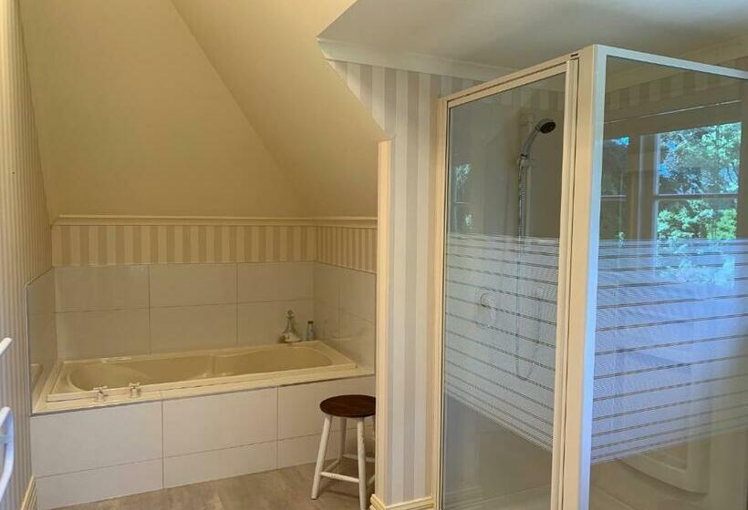 Pin Oaks Luxury Bed & Breakfast