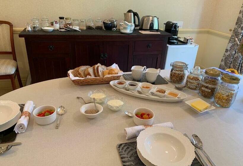 Pin Oaks Luxury Bed & Breakfast