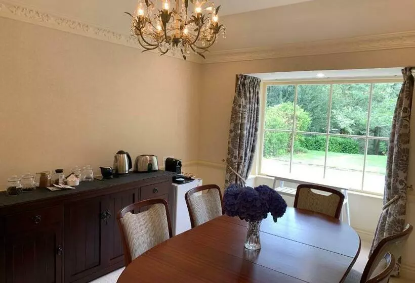 Pin Oaks Luxury Bed & Breakfast