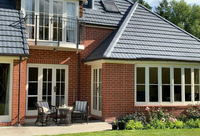 Pin Oaks Luxury Bed & Breakfast