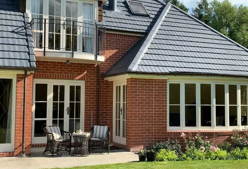 Pin Oaks Luxury Bed & Breakfast