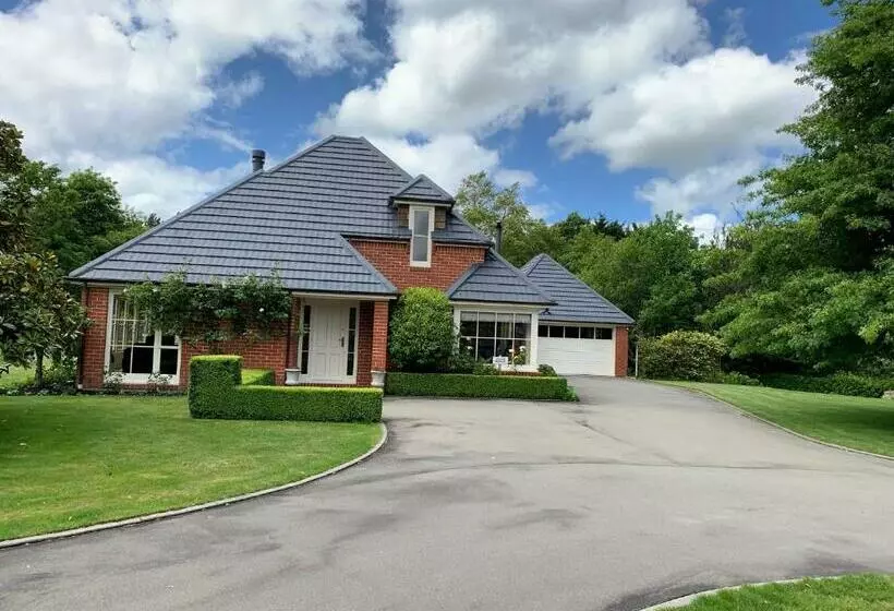 Pin Oaks Luxury Bed & Breakfast