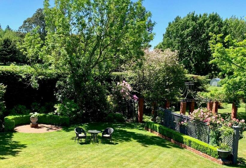 Pin Oaks Luxury Bed & Breakfast