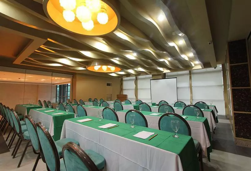 בית מלון כפרי City Suites Ramos Tower