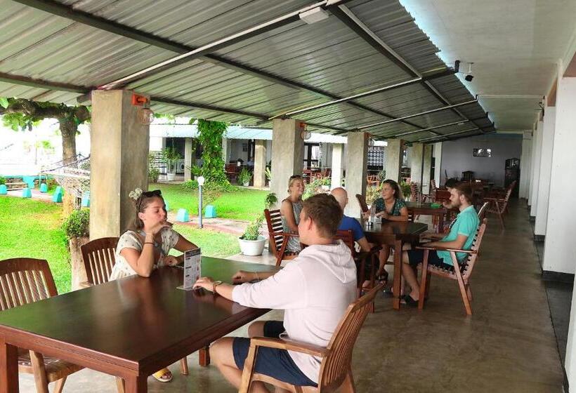 فندق Topaz Beach