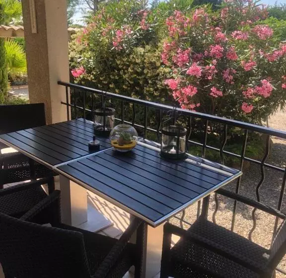 ベッドアンドブレックファースト Marie Jean Chambre D Hotes & Gite