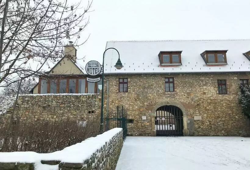 Huszárvár Hotel Kastélyszálló