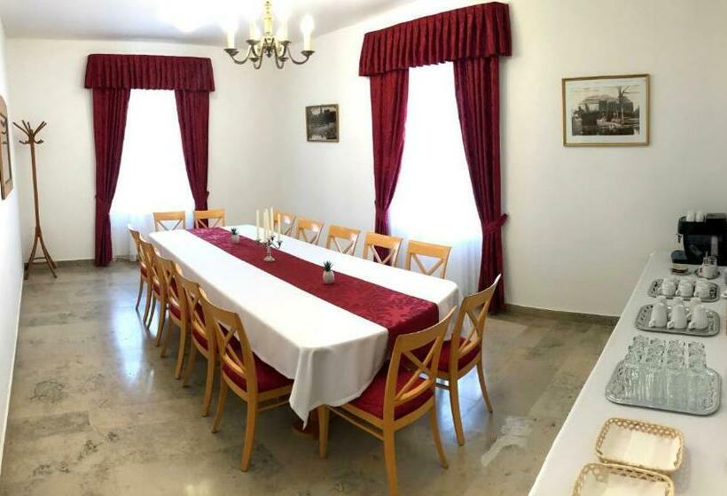 Huszárvár Hotel Kastélyszálló