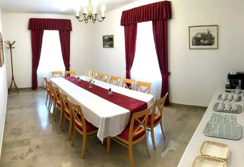 Huszárvár Hotel Kastélyszálló