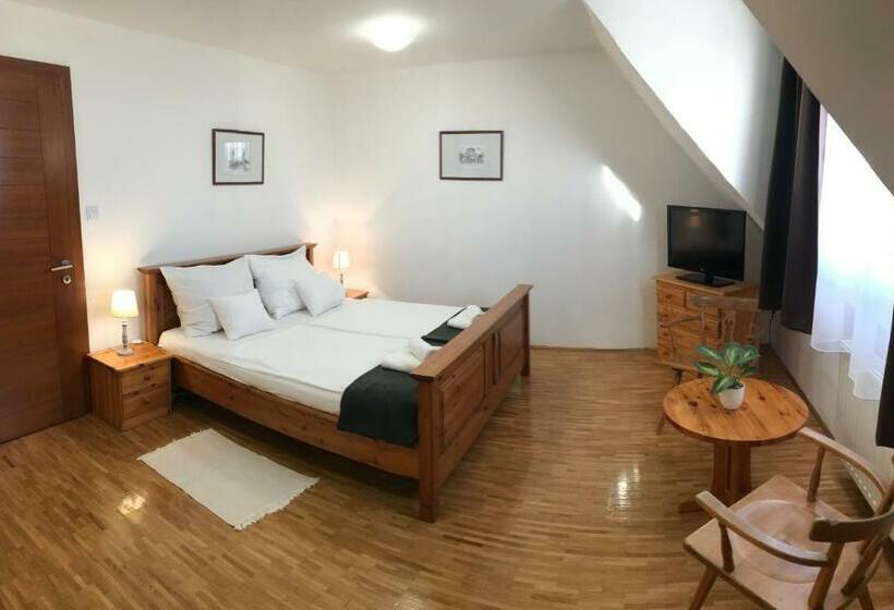 Huszárvár Hotel Kastélyszálló