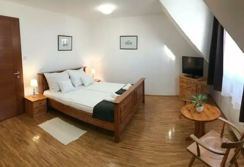 Huszárvár Hotel Kastélyszálló