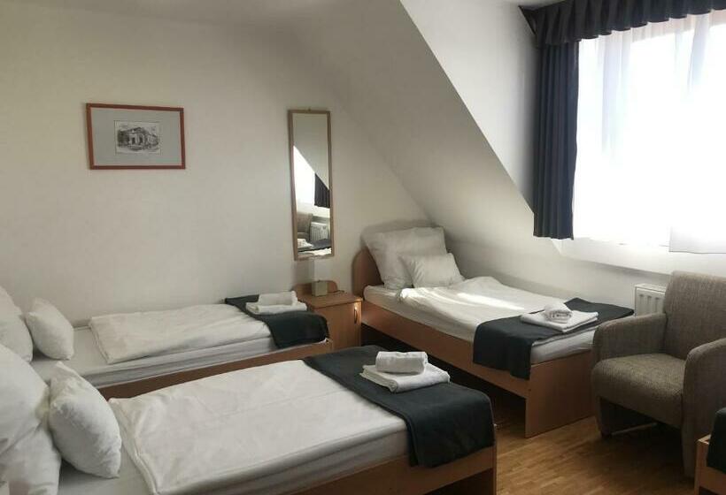 Huszárvár Hotel Kastélyszálló