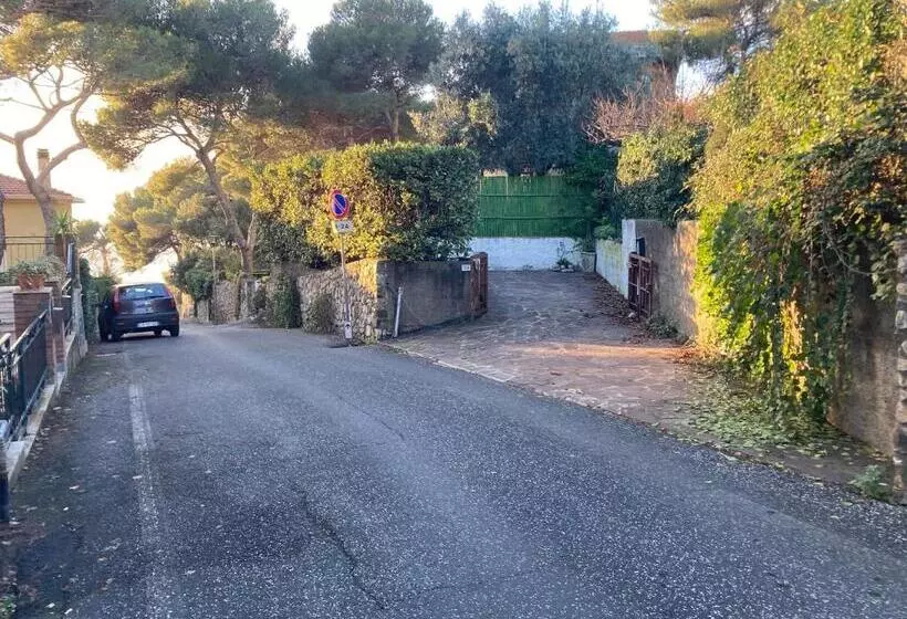 ペンション Oasi Del Cuore   Due Graziose Camere Con Vista Mare A 7 Min Dal Mare Di Castiglioncello