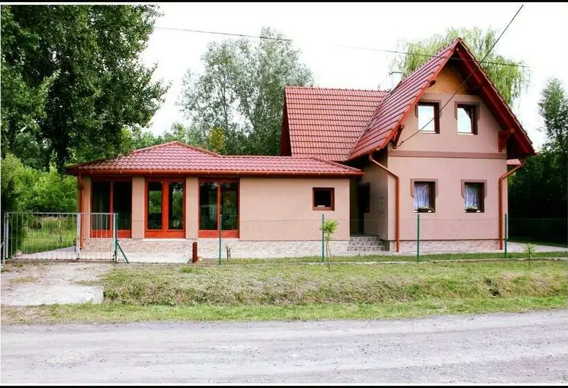 ペンション Számadó Vendégház