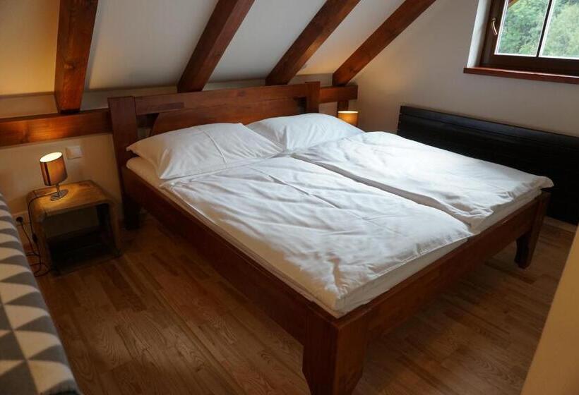 ペンション Jezírko Lesní Restaurant & Penzion